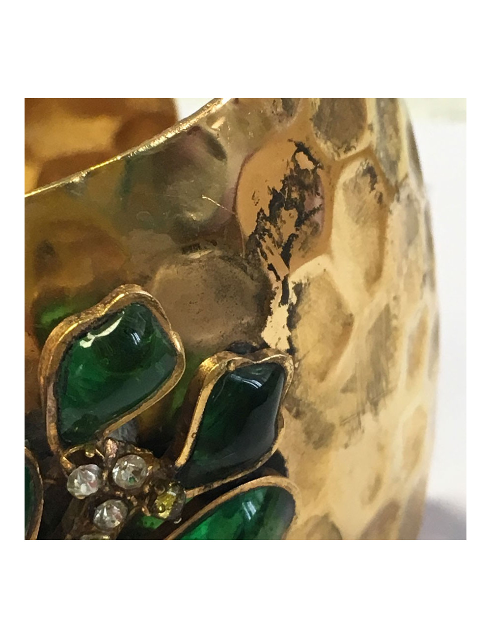 Manchette MARGUERITE de VALOIS en métal doré martelé, pâte de verre couleur émeraude et strass