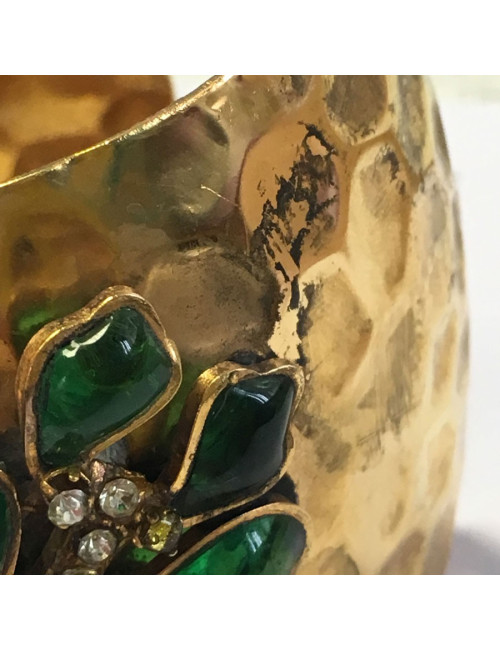 Manchette MARGUERITE de VALOIS en métal doré martelé, pâte de verre couleur émeraude et strass