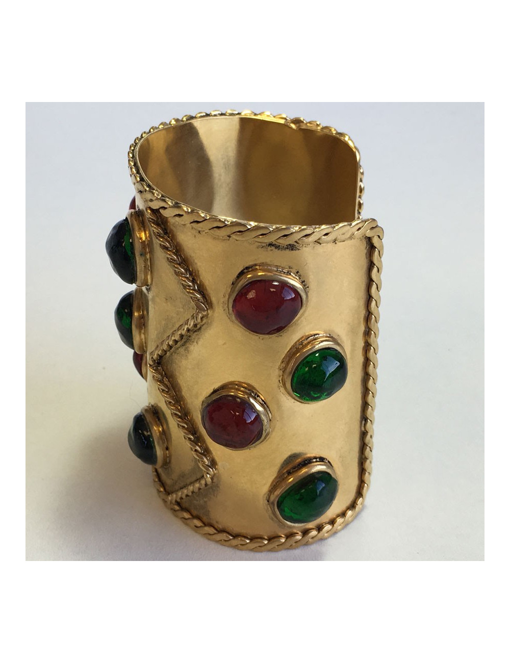 Manchette MARGUERITE de VALOIS en métal doré et pâte de verre couleur émeraude et grenat