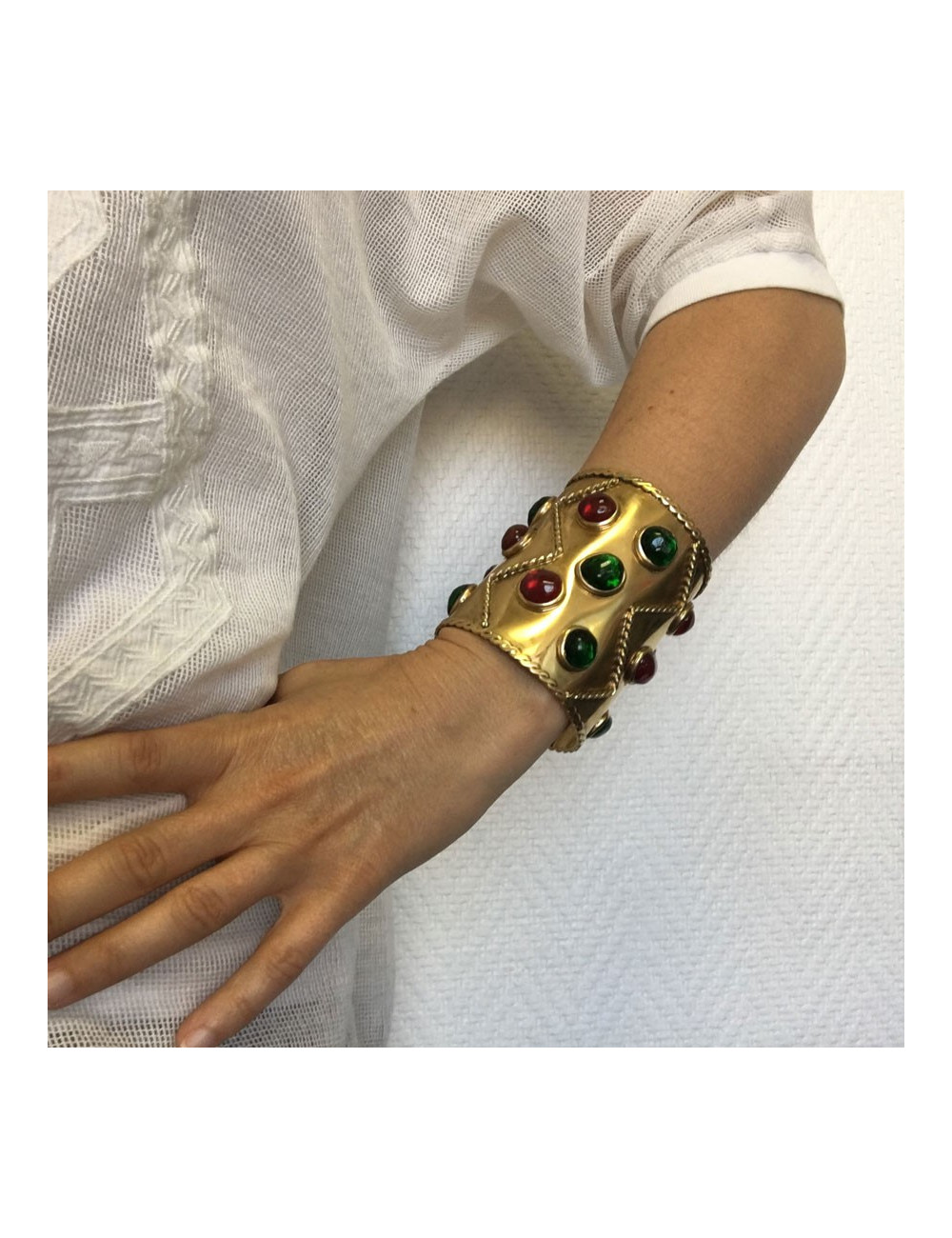 Manchette MARGUERITE de VALOIS en métal doré et pâte de verre couleur émeraude et grenat