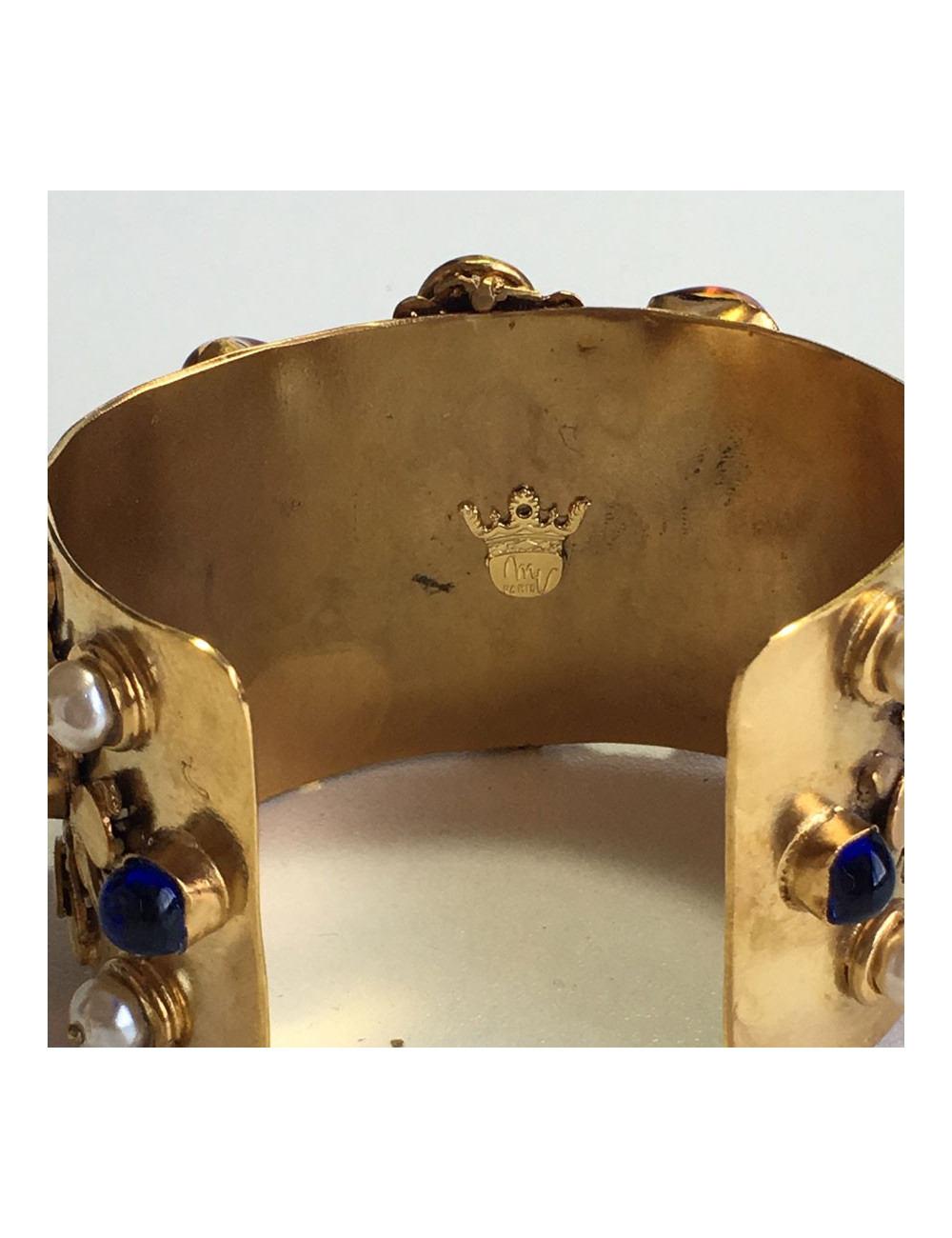 Manchette MARGUERITE de VALOIS en métal doré , pâte de verre multicolore et strass