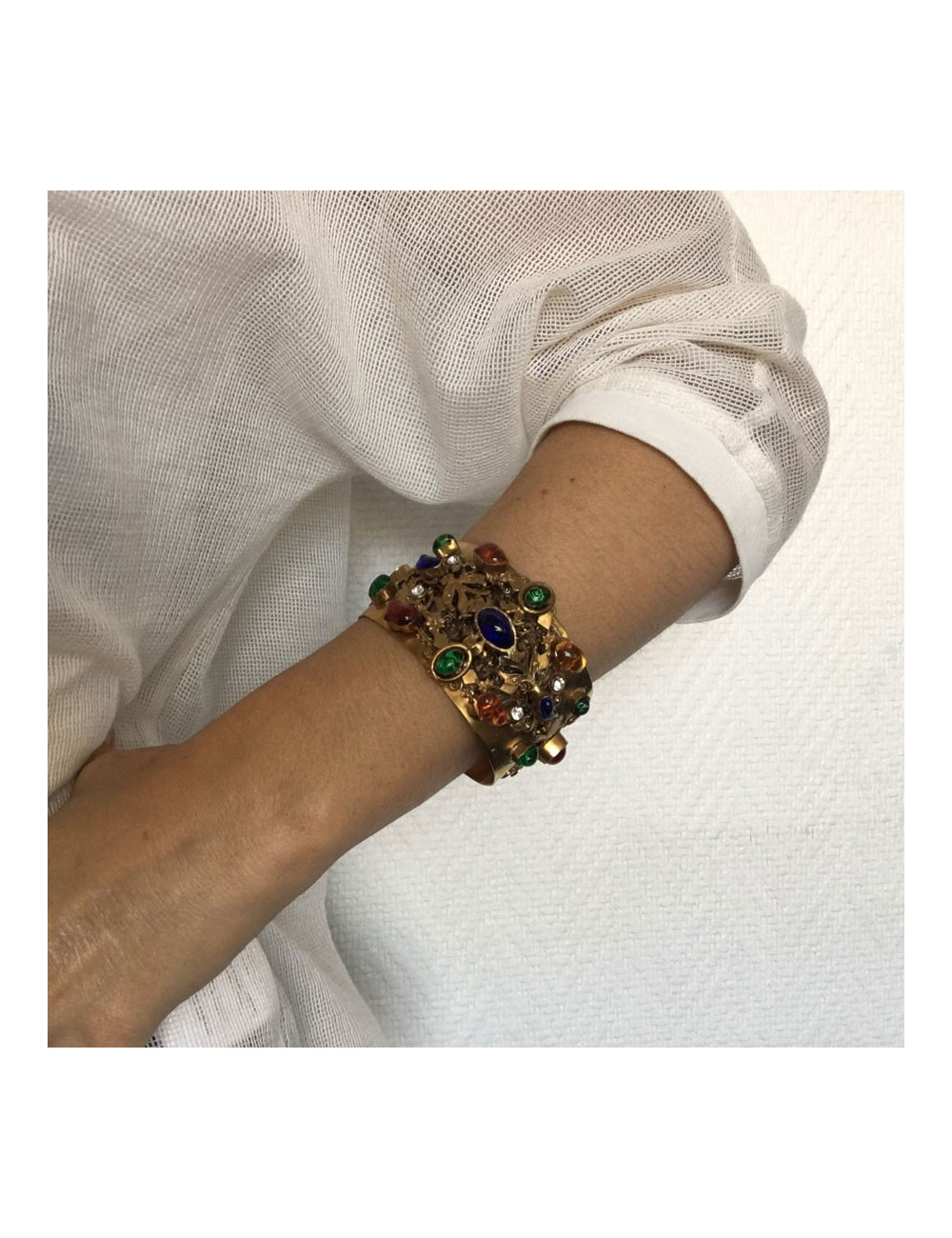 Manchette MARGUERITE de VALOIS en métal doré , pâte de verre multicolore et strass