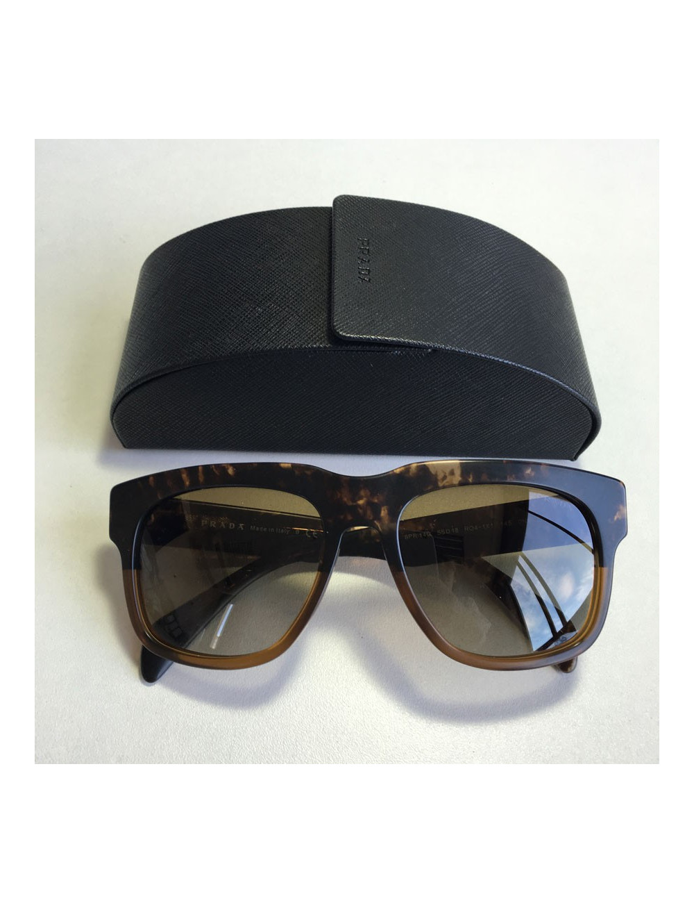 Lunettes de soleil PRADA façon écaille de tortue marron mat