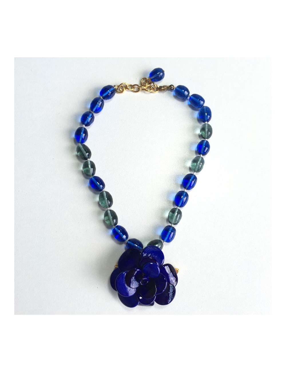 Collier MARGUERITE de VALOIS camélia en pâte de verre bleu