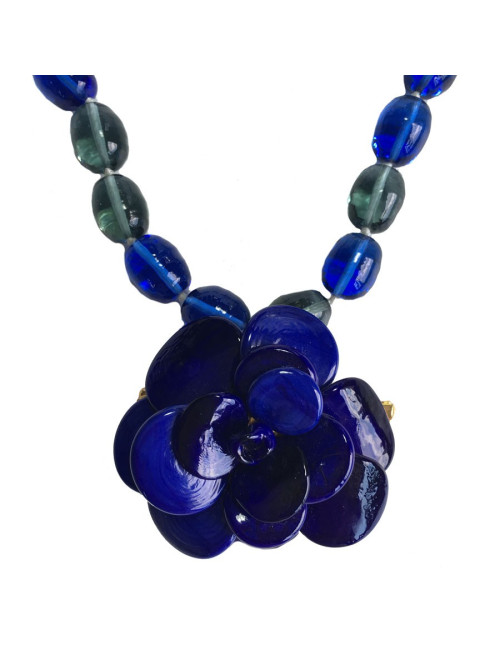 Collier MARGUERITE de VALOIS camélia en pâte de verre bleu