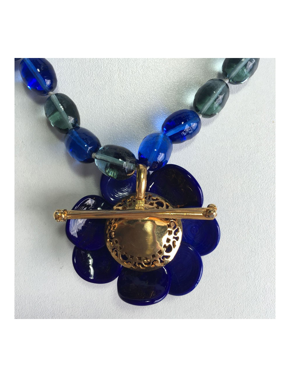 Collier MARGUERITE de VALOIS camélia en pâte de verre bleu
