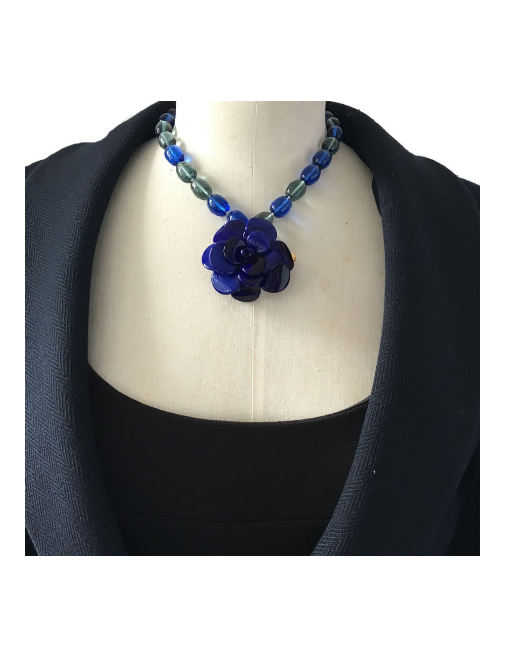 Collier MARGUERITE de VALOIS camélia en pâte de verre bleu