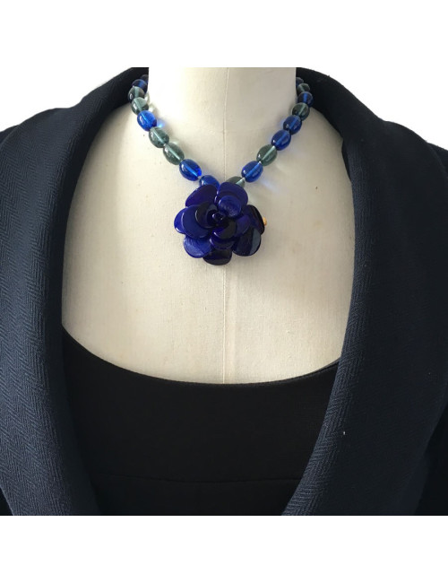 Collier MARGUERITE de VALOIS camélia en pâte de verre bleu