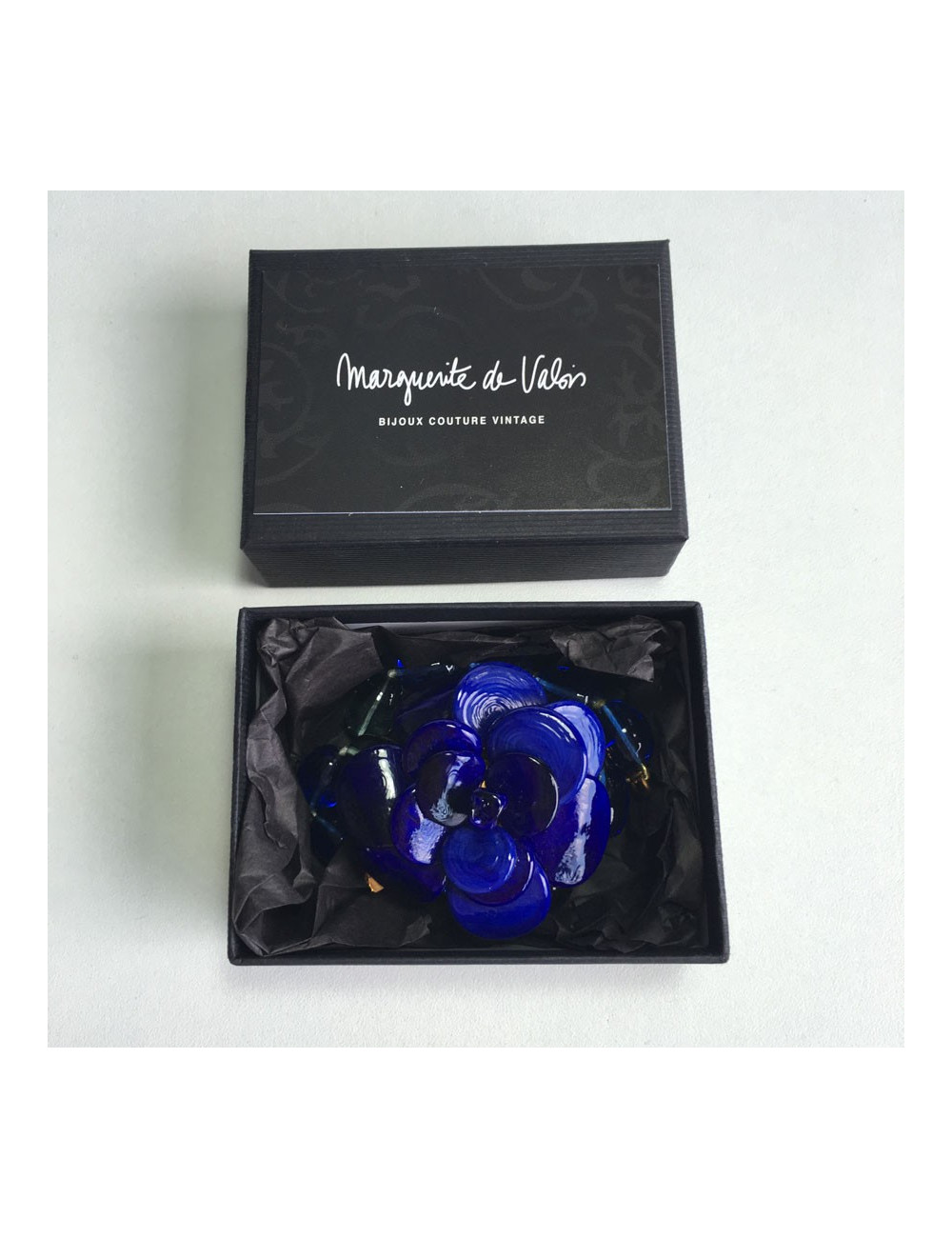 Collier MARGUERITE de VALOIS camélia en pâte de verre bleu