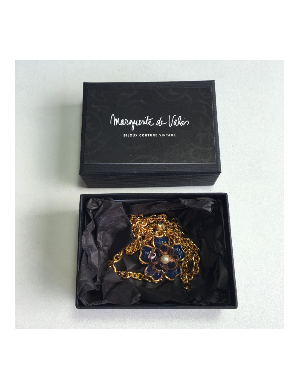 Collier MARGUERITE de VALOIS Fleurette en pâte de verre couleur saphir