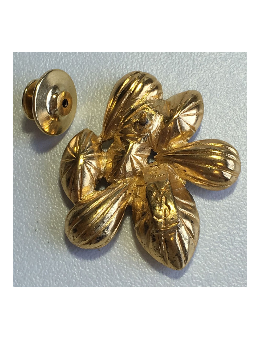 Pin’s YVES SAINT LAURENT strass bleu