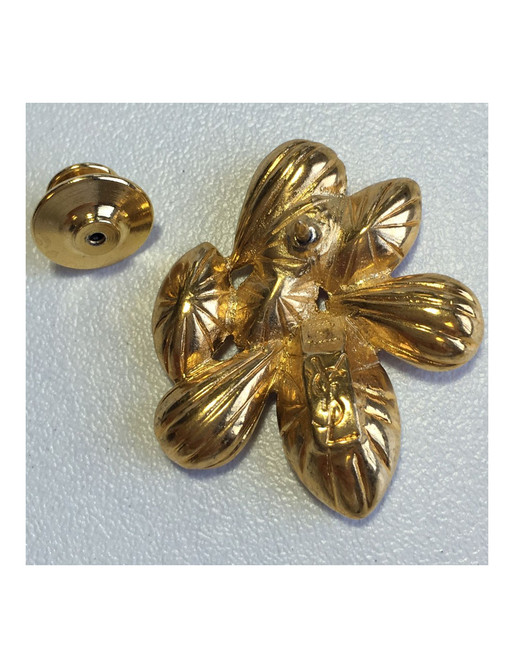 Pin’s YVES SAINT LAURENT strass rose et fuchsia