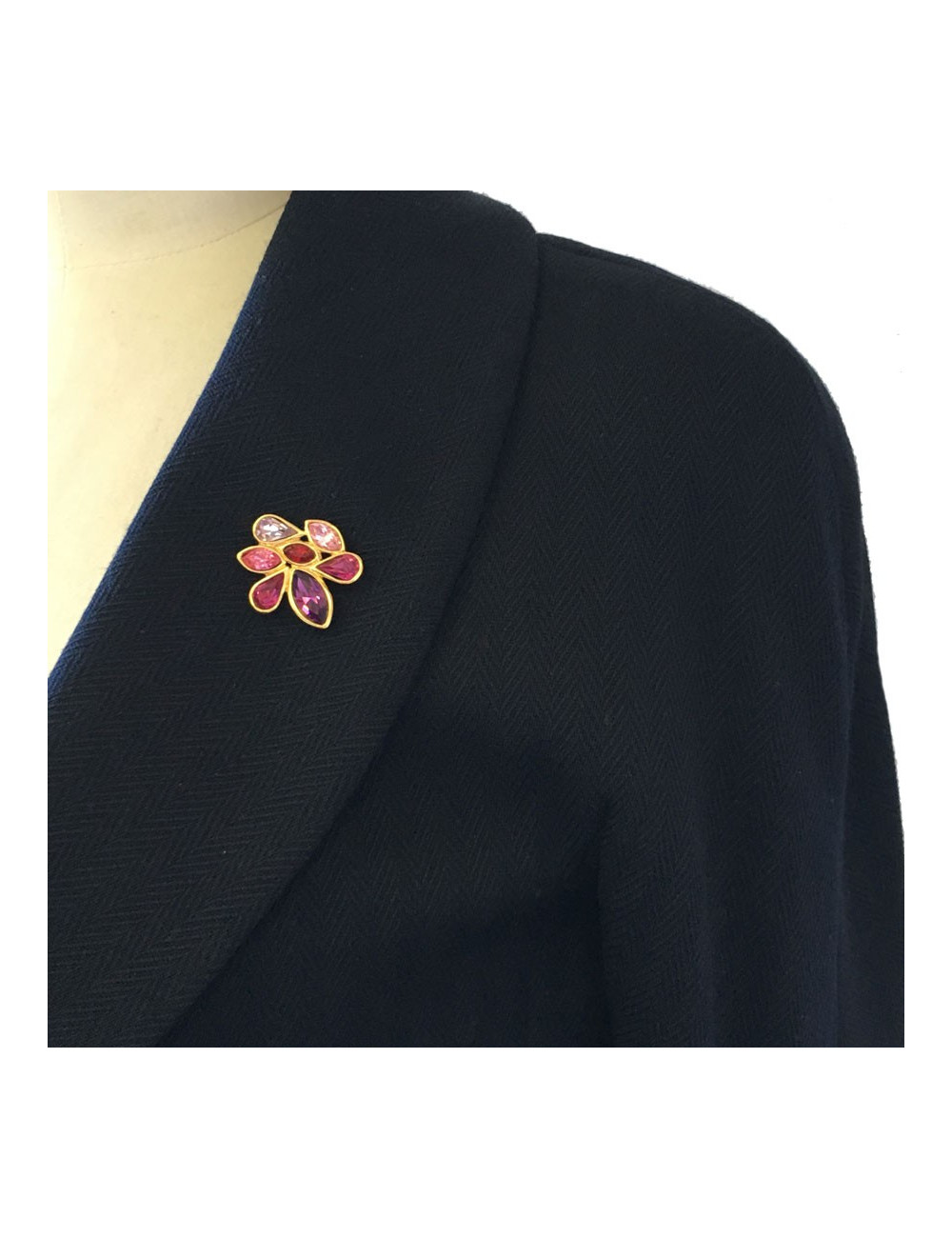 Pin’s YVES SAINT LAURENT strass rose et fuchsia
