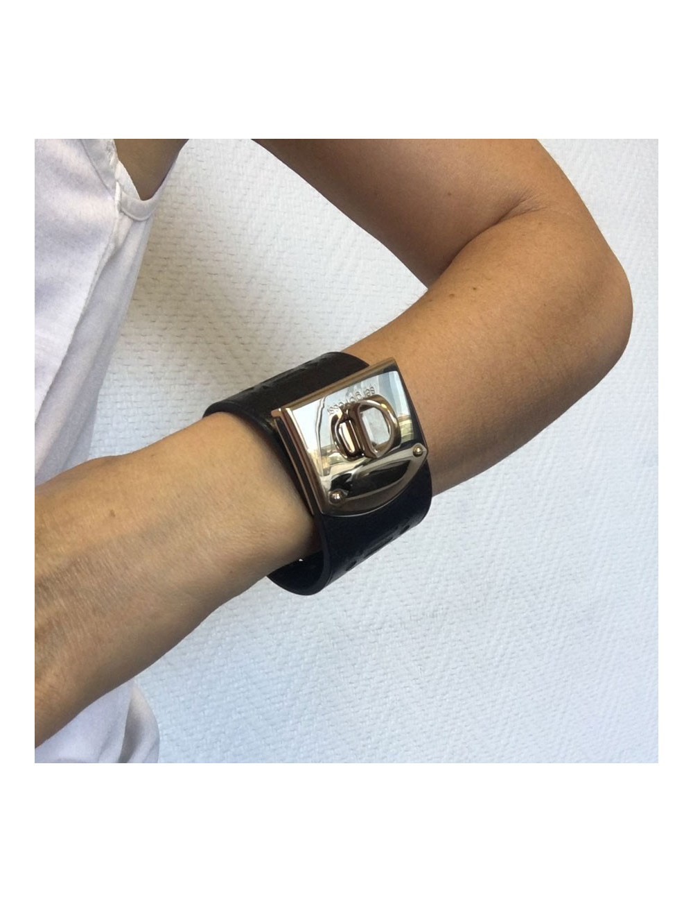 Manchette SERGIO ROSSI en cuir noir et bijouterie argentée