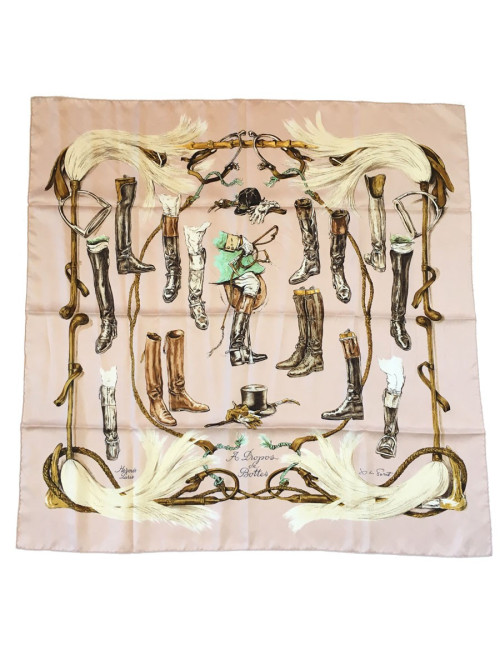 Carré HERMES "A propos de Bottes" en soie rose pâle