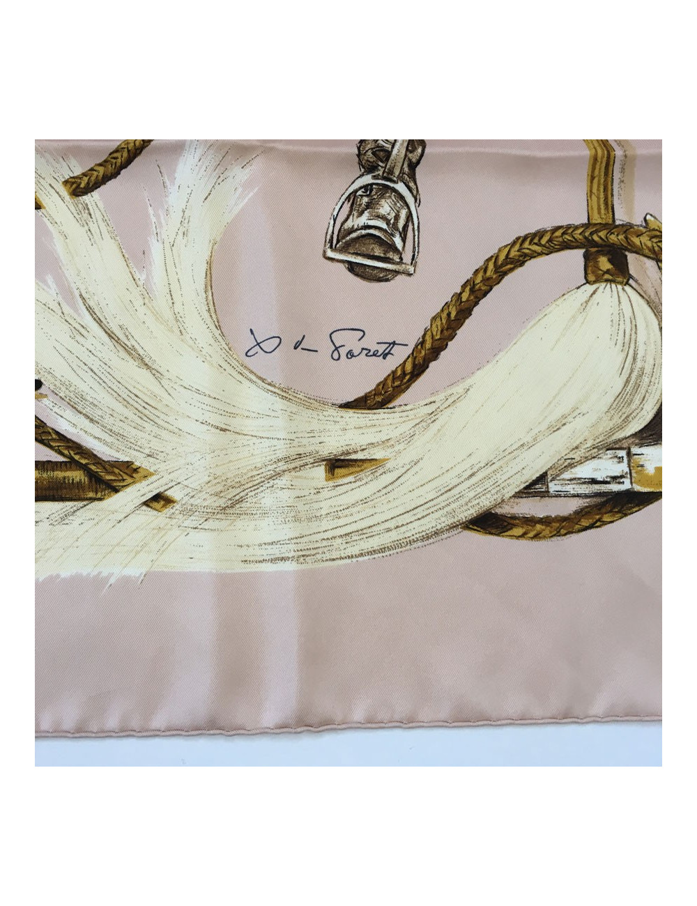 Carré HERMES "A propos de Bottes" en soie rose pâle