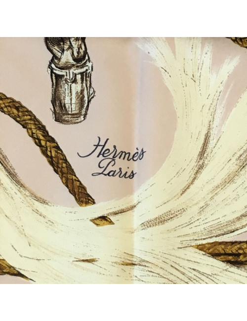 Carré HERMES "A propos de Bottes" en soie rose pâle