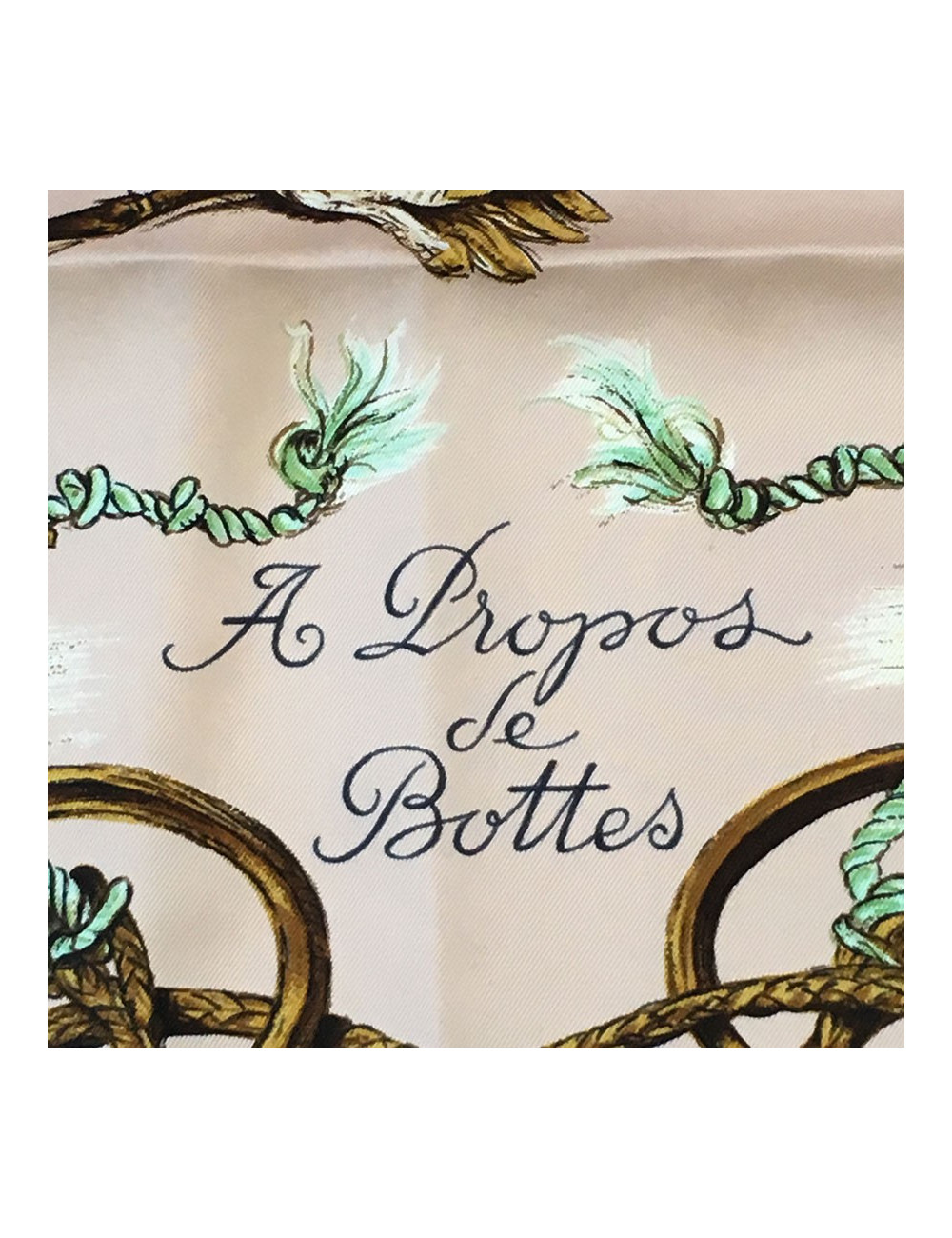 Carré HERMES "A propos de Bottes" en soie rose pâle