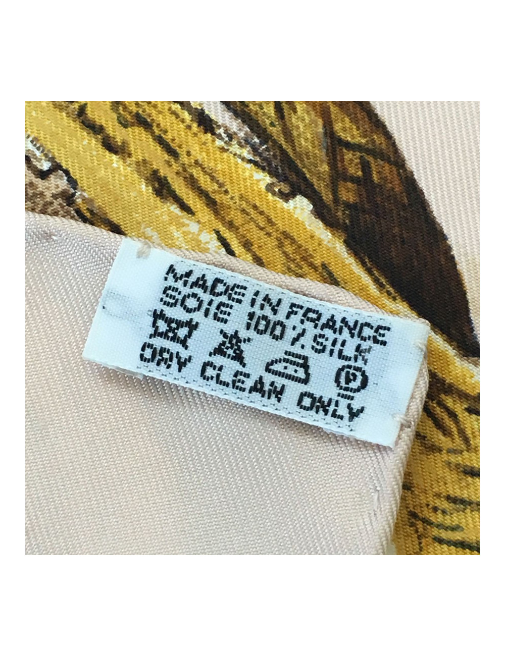 Carré HERMES "A propos de Bottes" en soie rose pâle