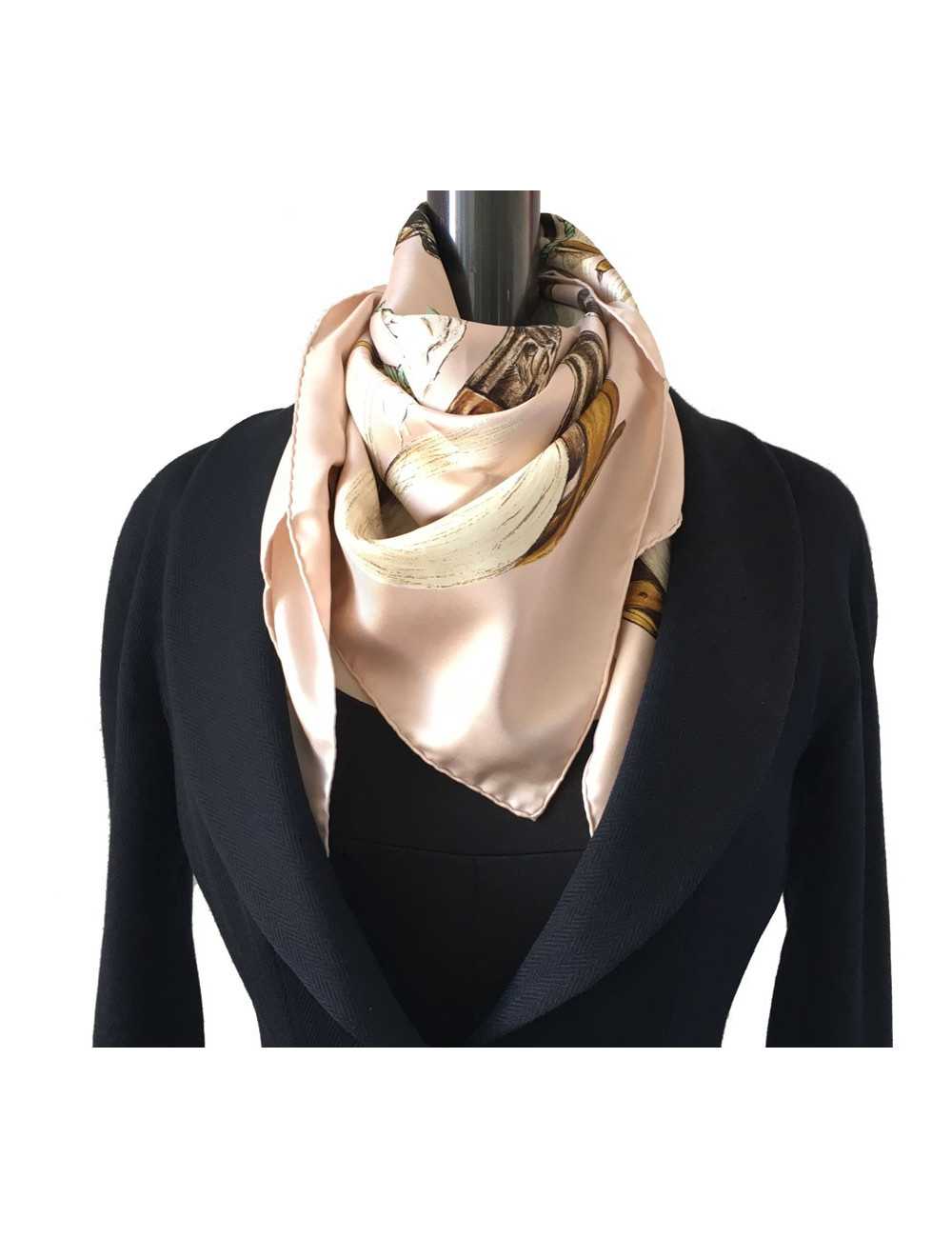 Carré HERMES "A propos de Bottes" en soie rose pâle