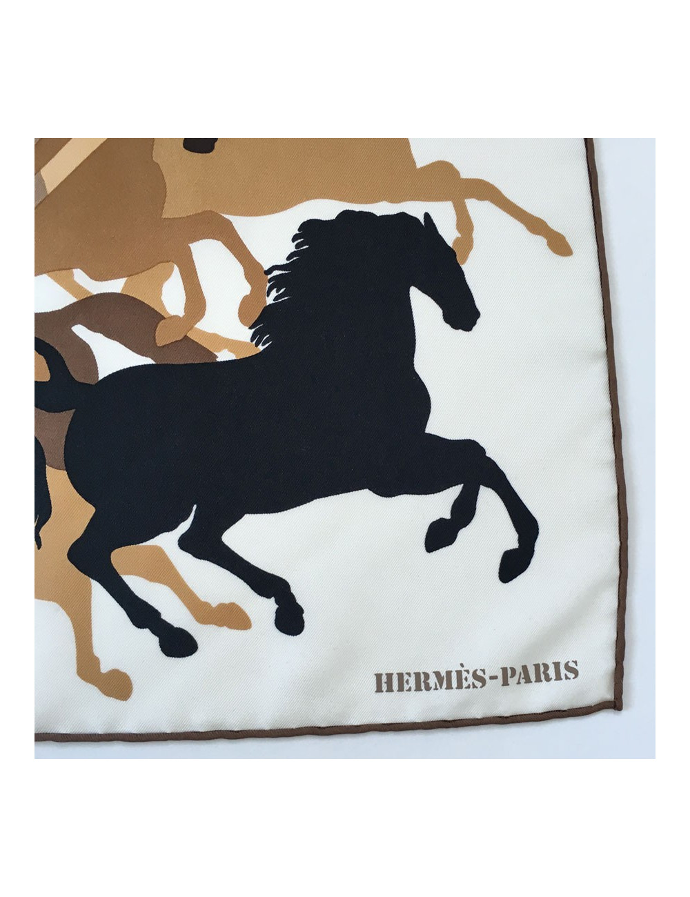 Carré HERMES "Ex Libris en Camouflage" en soie blanche et marron