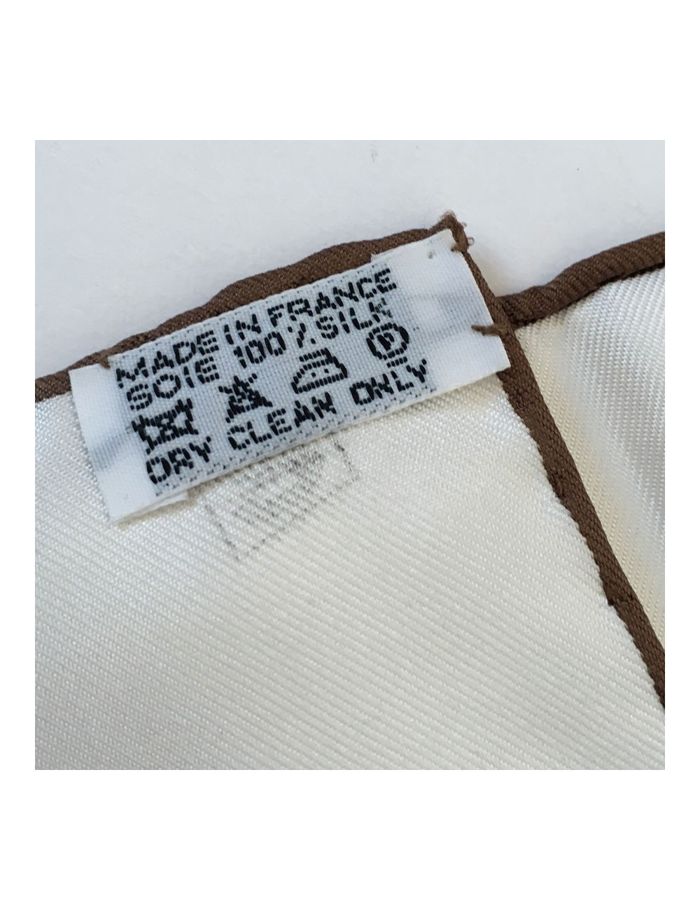 Carré HERMES "Ex Libris en Camouflage" en soie blanche et marron