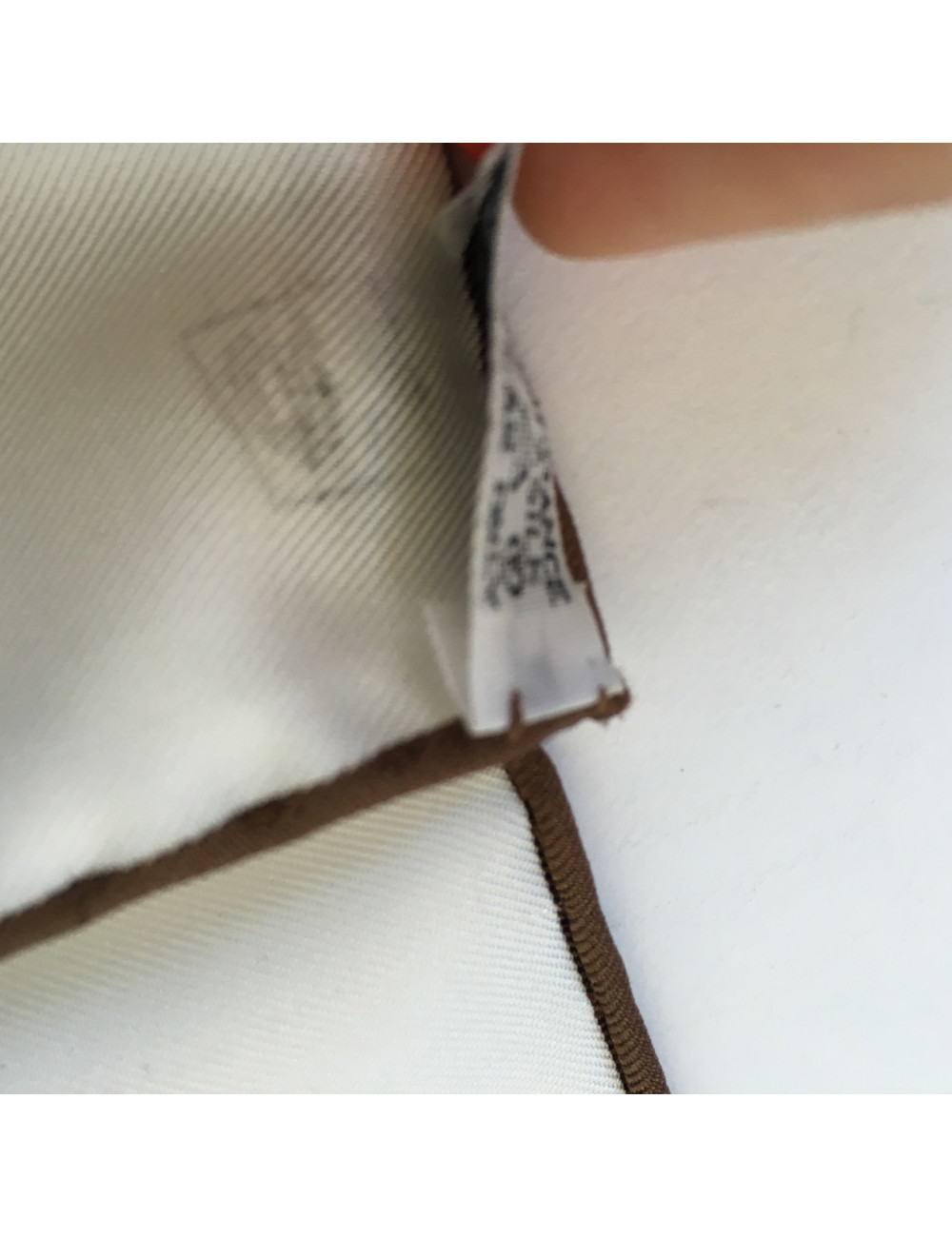 Carré HERMES "Ex Libris en Camouflage" en soie blanche et marron