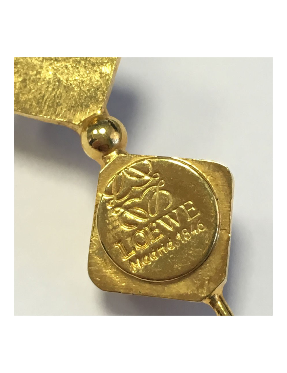 Epingle LOEWE dorée et en pâte de verre 