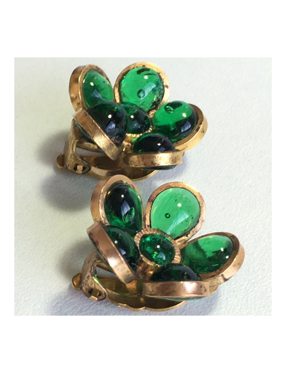 Boucles d'oreille clips MARGUERITE de VALOIS fleurette en pâte de verre couleur émeraude