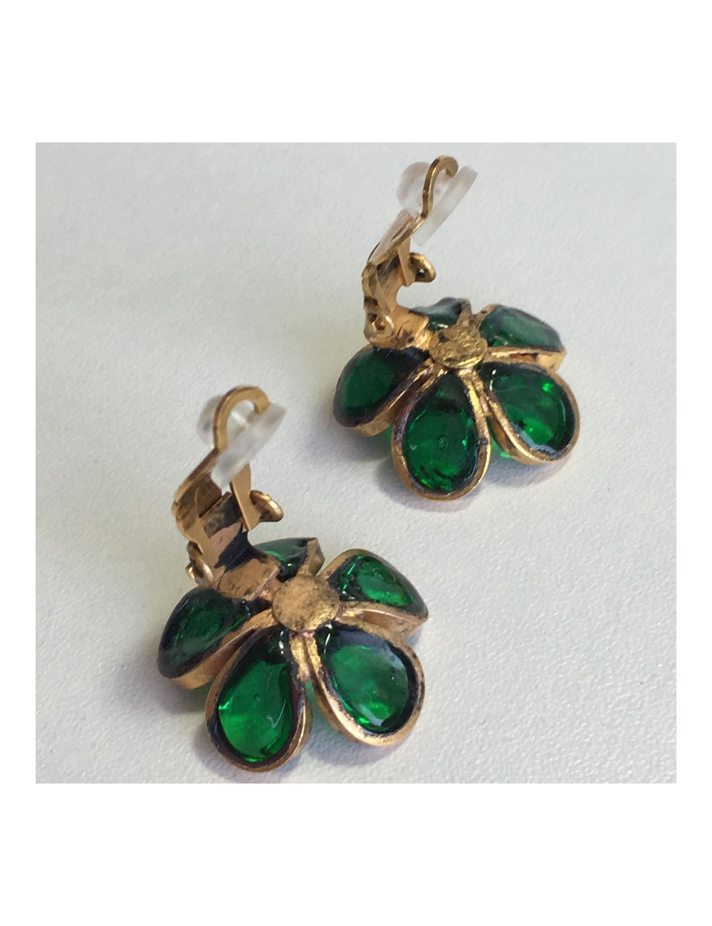 Boucles d'oreille clips MARGUERITE de VALOIS fleurette en pâte de verre couleur émeraude
