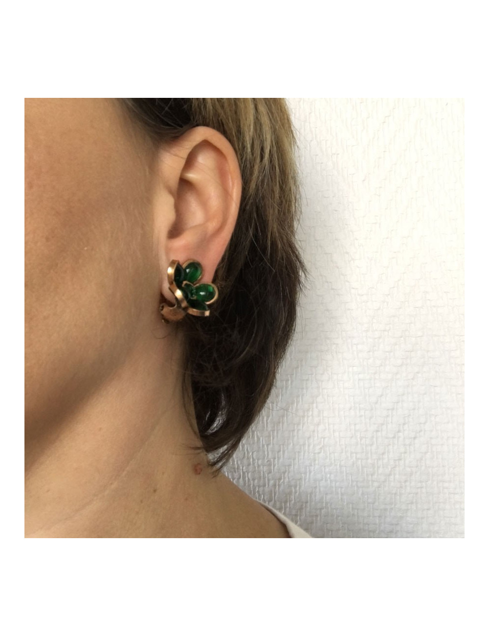 Boucles d'oreille clips MARGUERITE de VALOIS fleurette en pâte de verre couleur émeraude