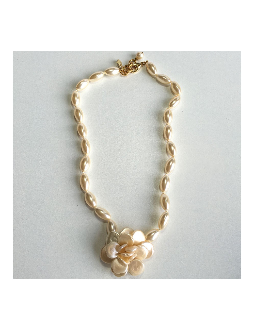 Collier Camélia MARGUERITE de VALOIS en pâte de verre nacrée