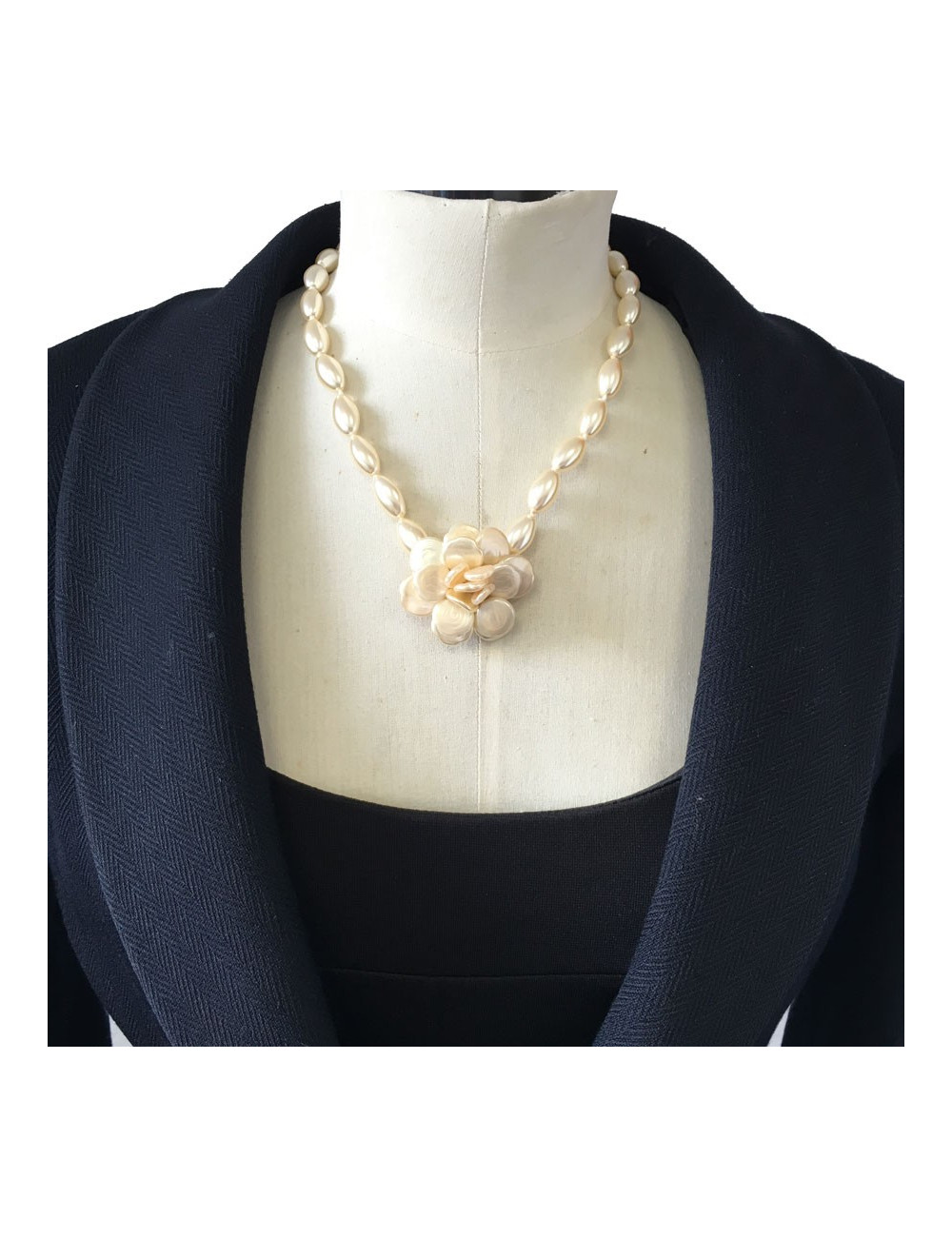 MARGUERITE of VALOIS Camellia necklace Pearl glass paste