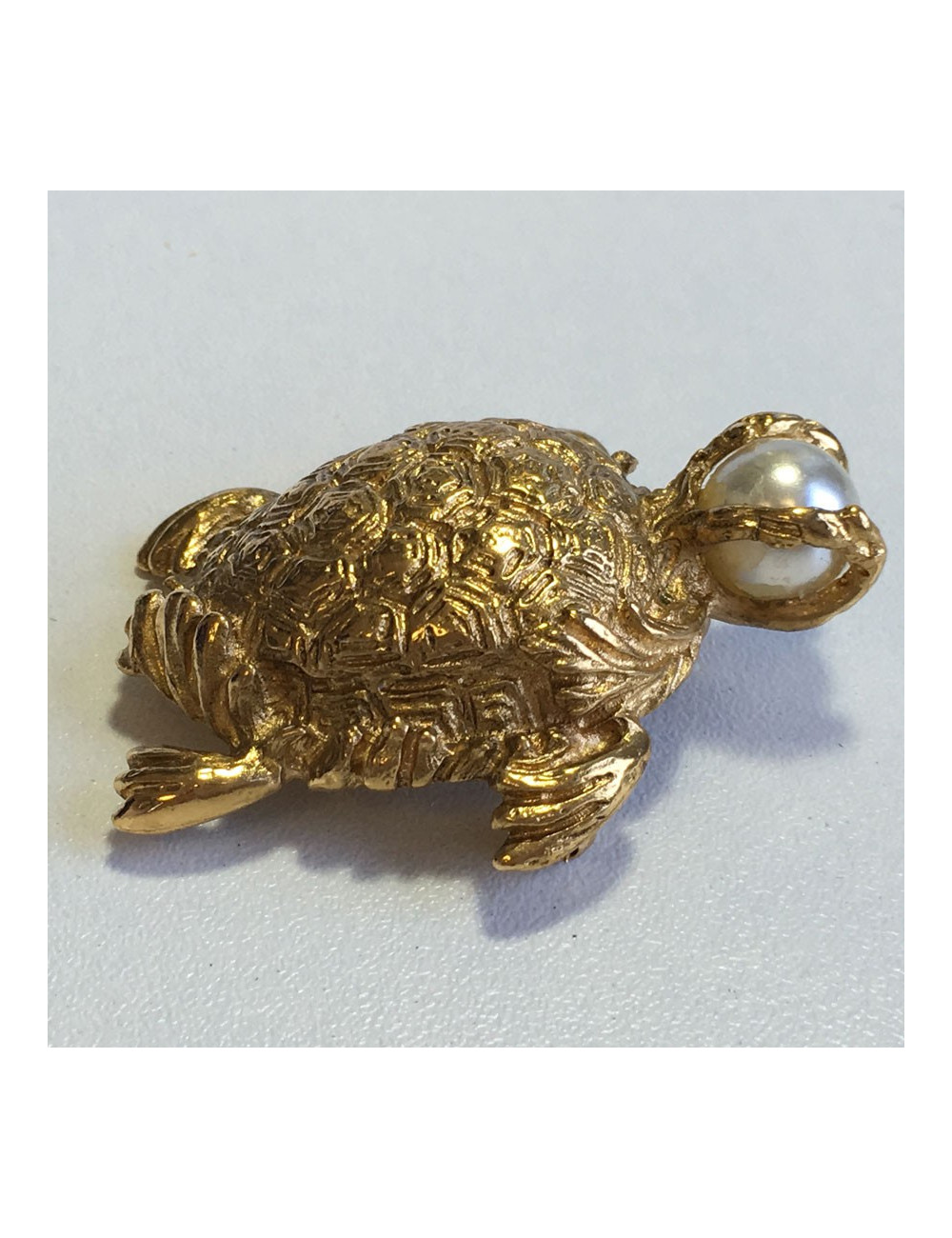 Broche YVES SAINT LAURENT tortue en métal doré et perle nacrée