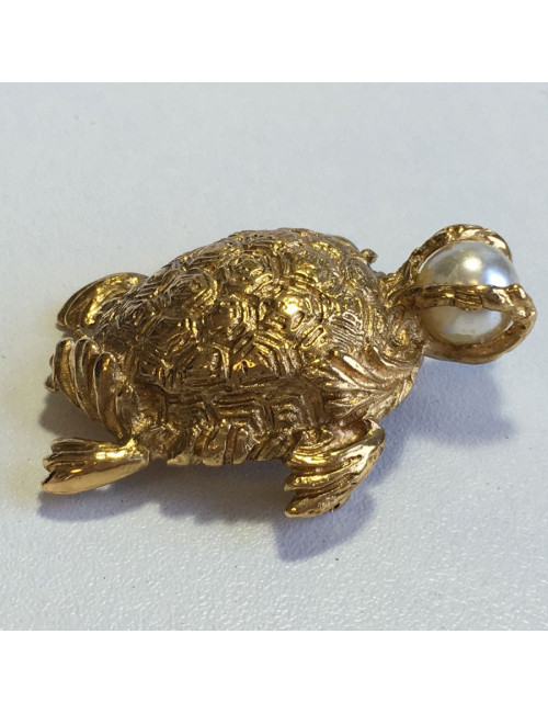 Broche YVES SAINT LAURENT tortue en métal doré et perle nacrée