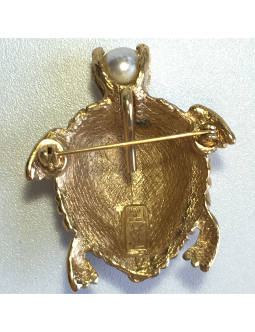 Broche YVES SAINT LAURENT tortue en métal doré et perle nacrée