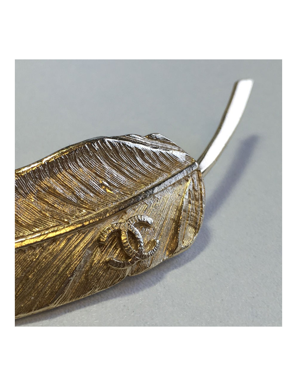 xxx Broche CHANEL plume dorée