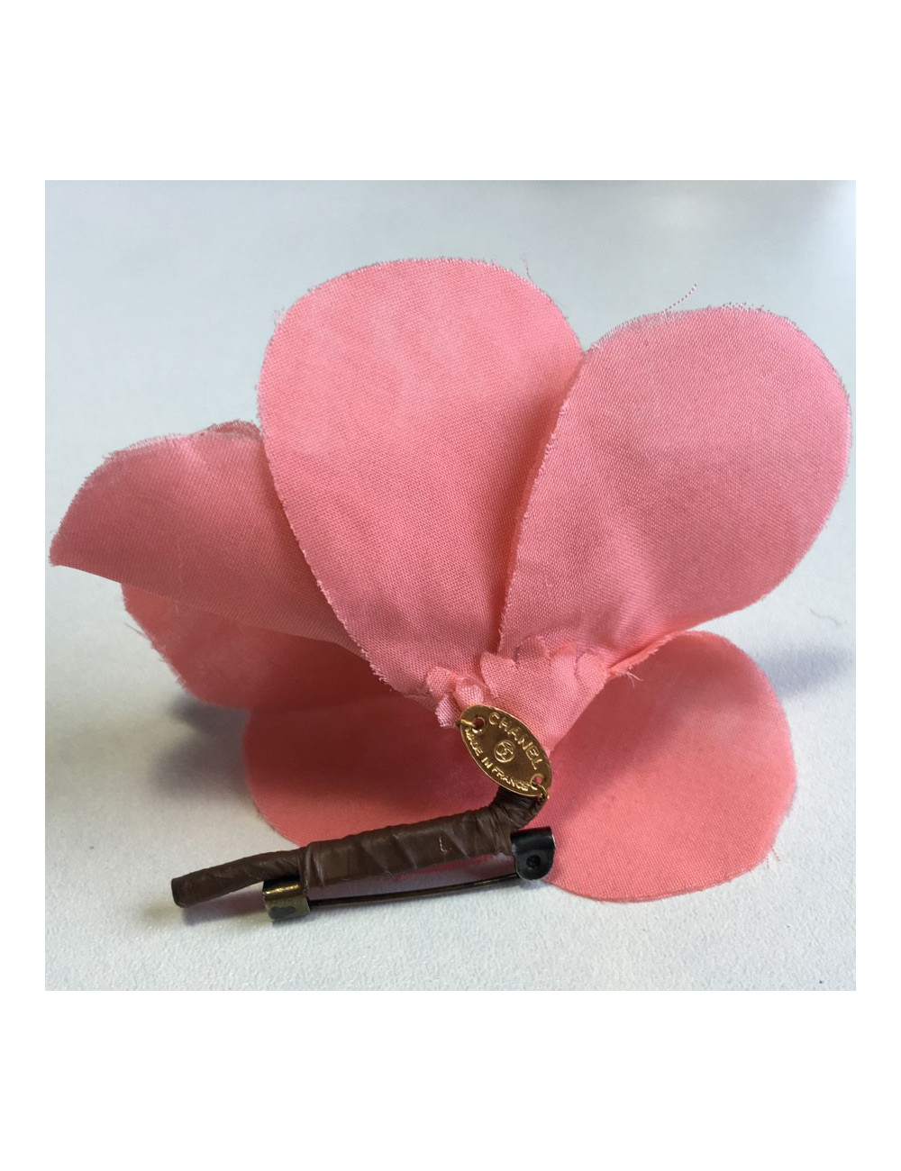 Broche CHANEL camélia en soie rose
