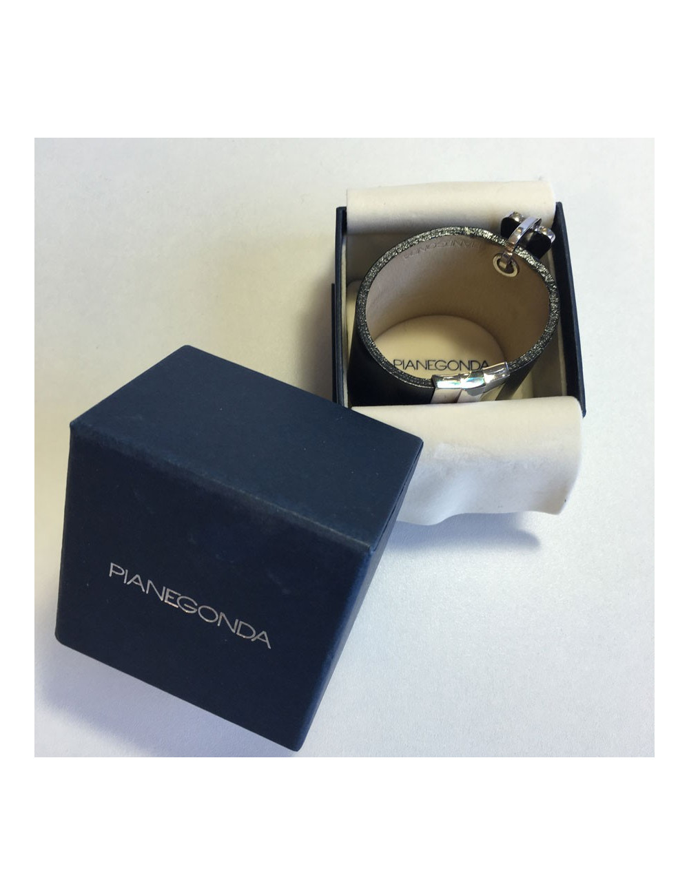 Manchette PIANEGONDA en cuir noir et fermoir argenté