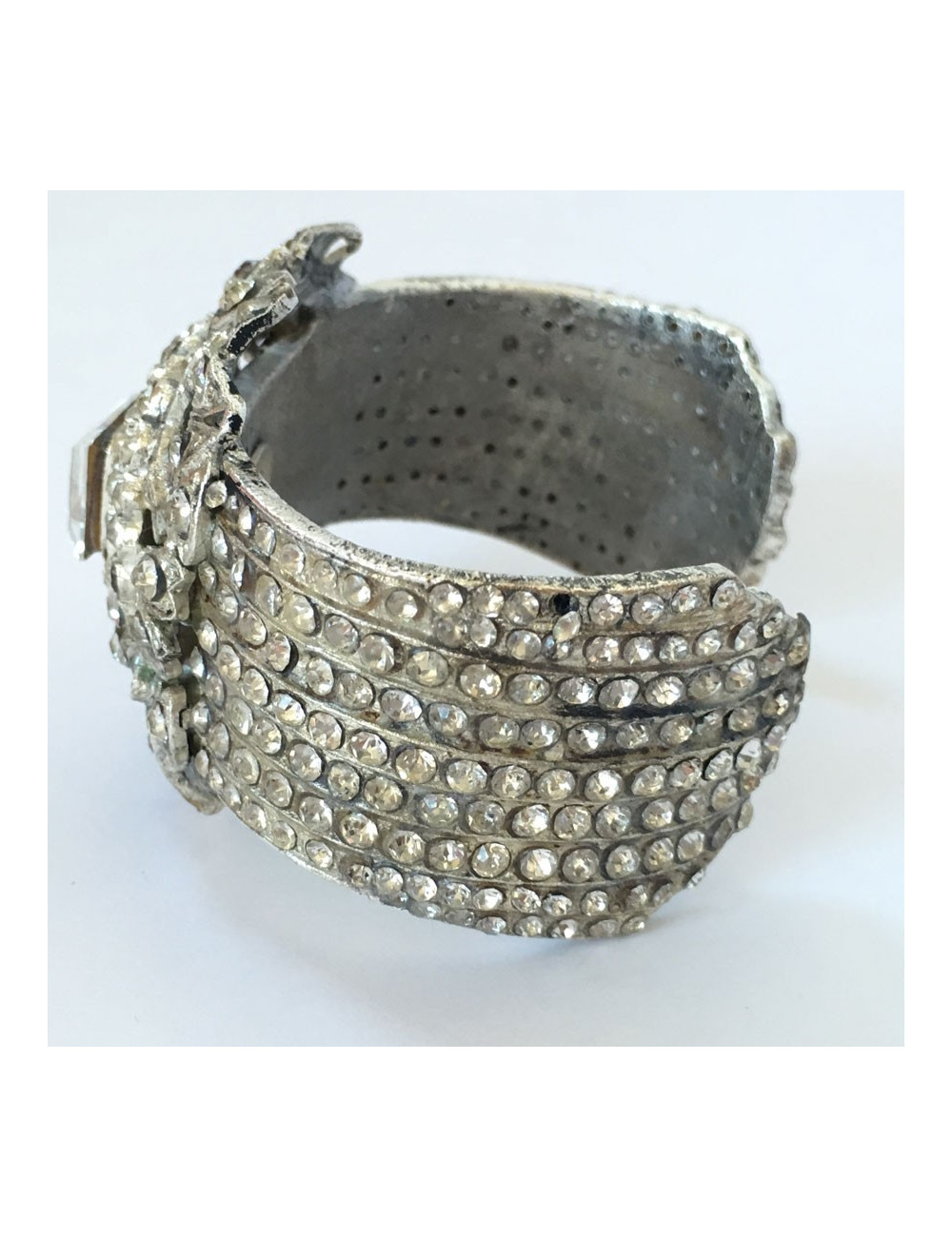 Manchette CHANEL en métal argenté et strass