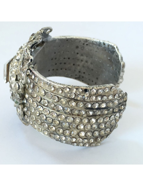 Manchette CHANEL en métal argenté et strass