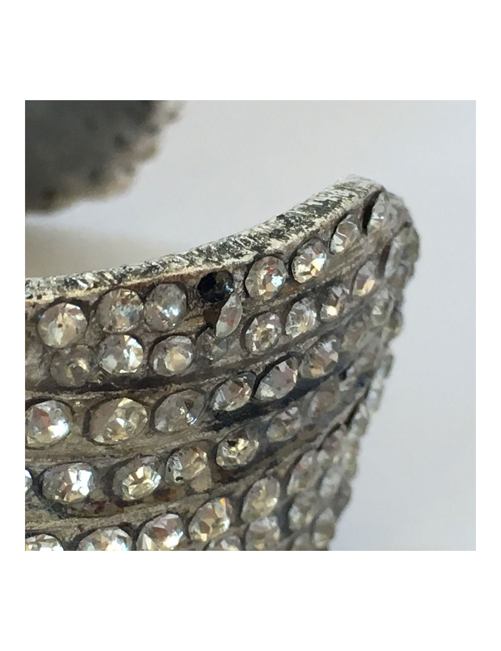 Manchette CHANEL en métal argenté et strass