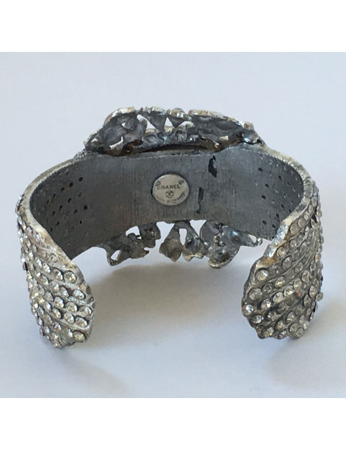 Manchette CHANEL en métal argenté et strass