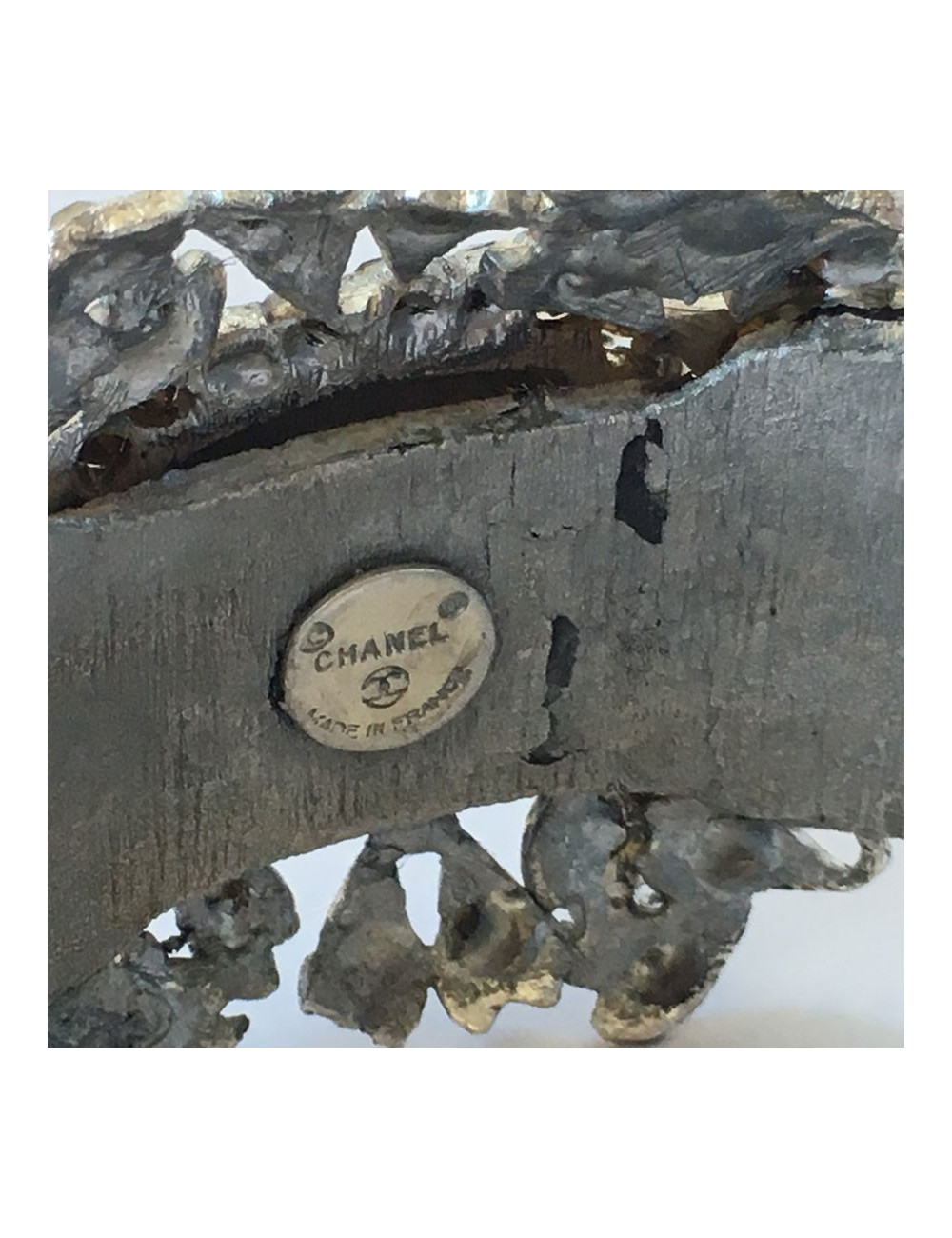 Manchette CHANEL en métal argenté et strass