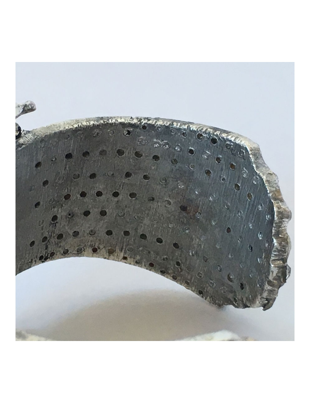 Manchette CHANEL en métal argenté et strass