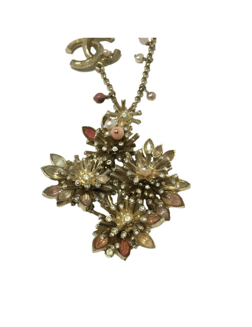  Collier CHANEL en métal doré et pendentif fleur