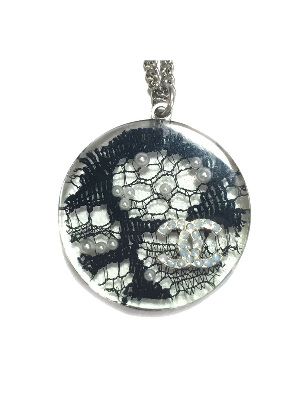 Collier CHANEL inclusion de dentelle et perles