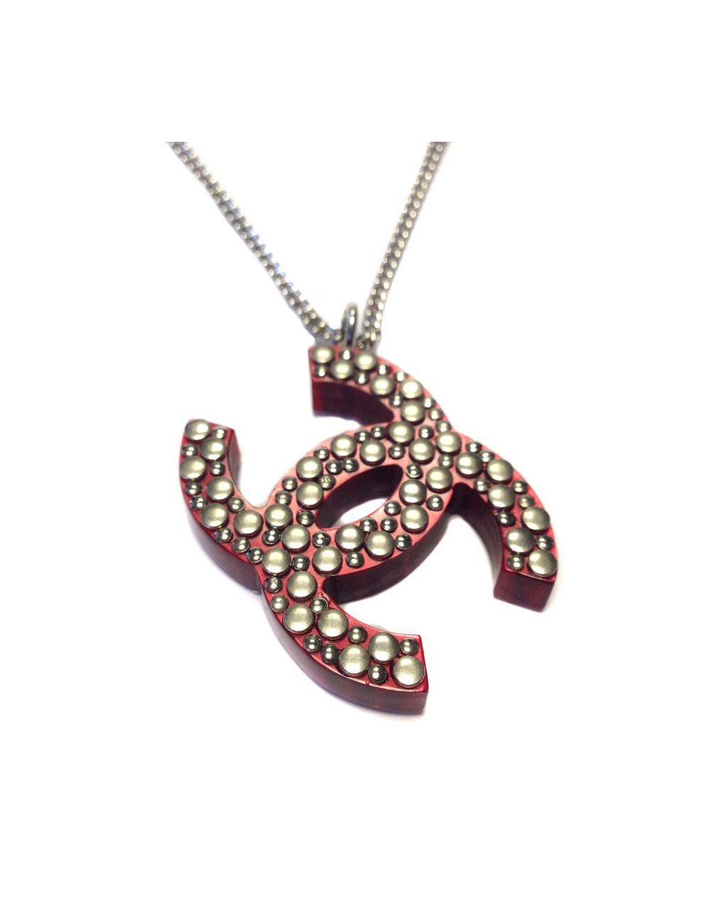 Collier CHANEL pendentif CC rouge en plexi clouté