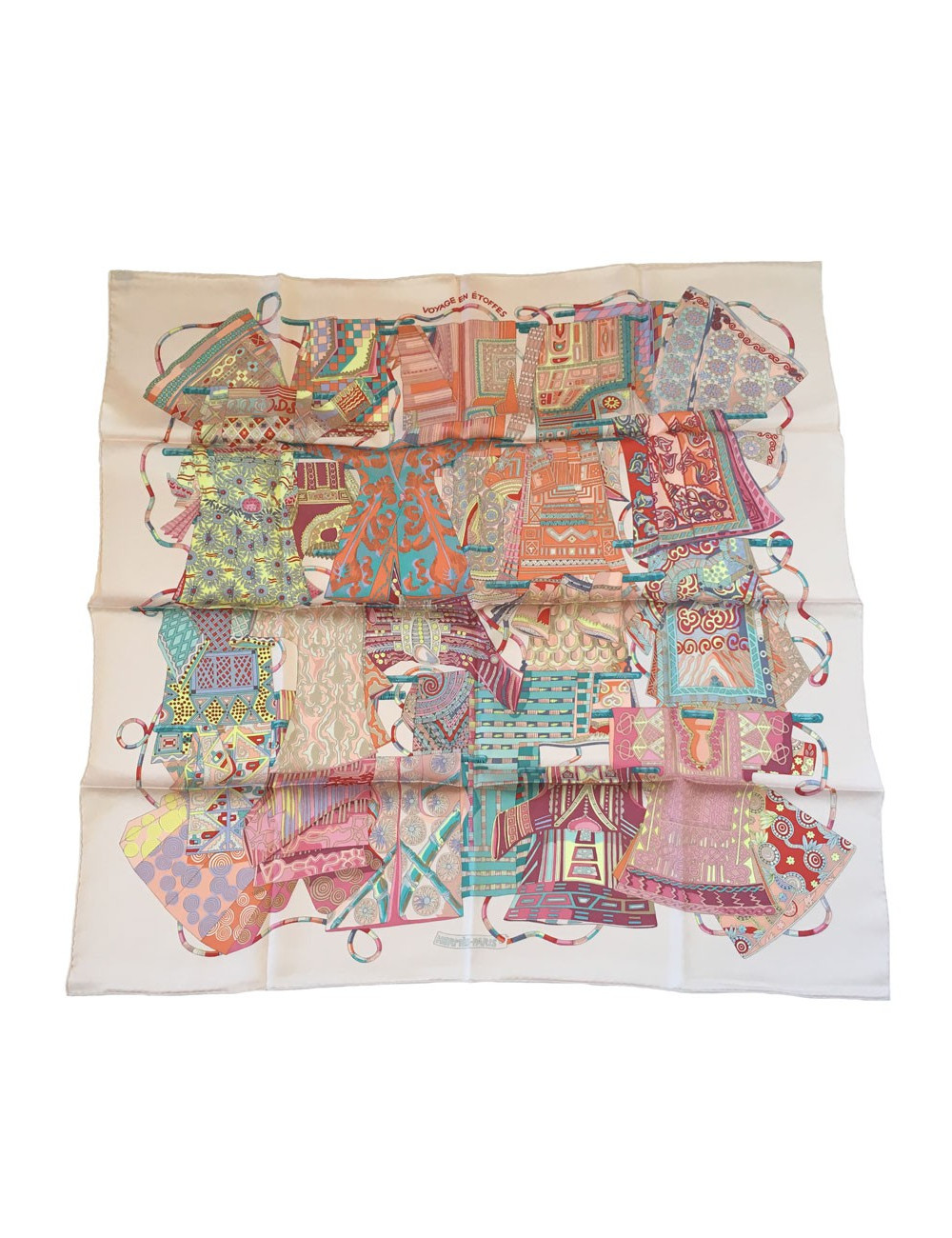 Carré HERMES "Voyage en étoffes" en soie rose