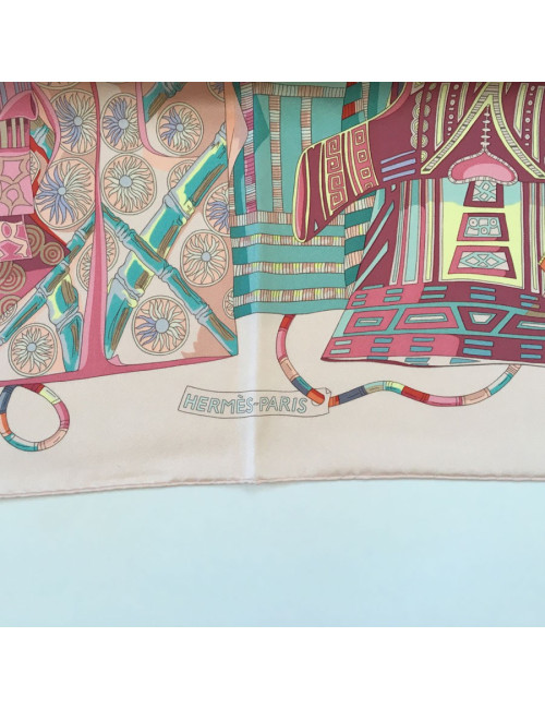 Carré HERMES "Voyage en étoffes" en soie rose